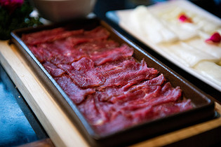 火锅食材牛肉片图片