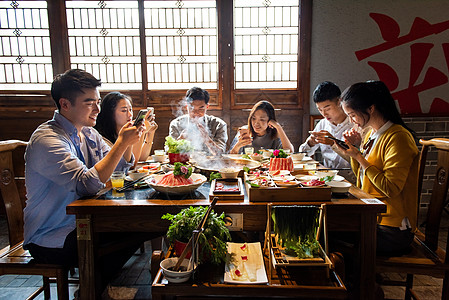 战友聚餐聚会玩手机背景