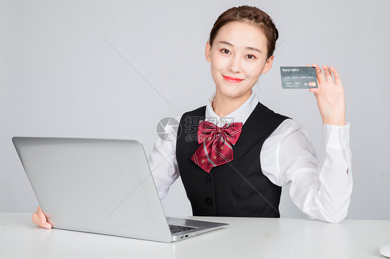 拿信用卡的客服美女图片