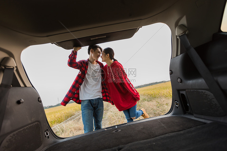情侣开车去旅行图片