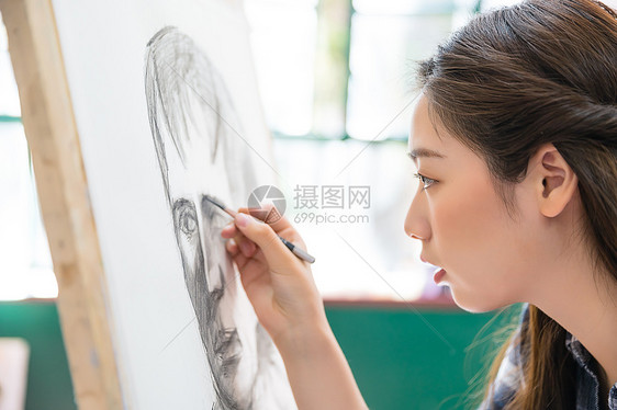 女性绘画素描图片