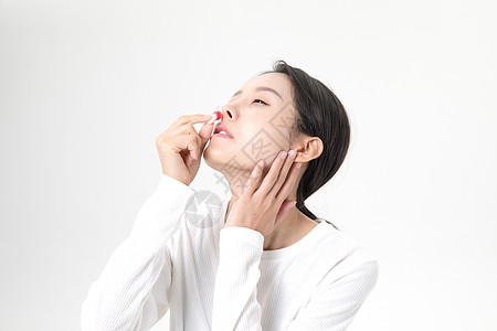 女性流鼻血刷牙出血高清图片