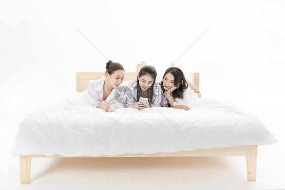 闺蜜躺床上玩手机图片