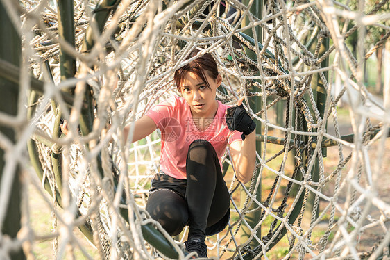 女性攀绳挑战图片