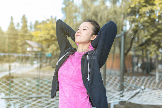 户外女性运动健身形象图片