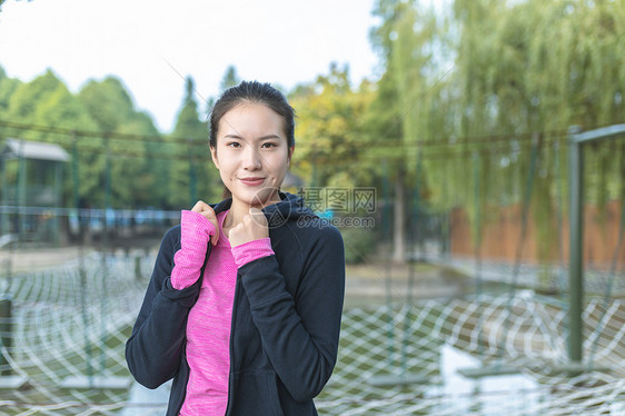 户外女性运动健身形象图片