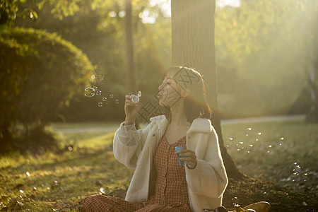 文艺少女户外吹泡泡背景图片