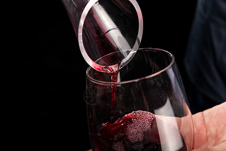 红酒服务倒葡萄酒高清图片