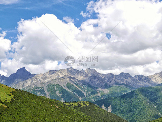 川西八美绵延巍峨的高原群山图片