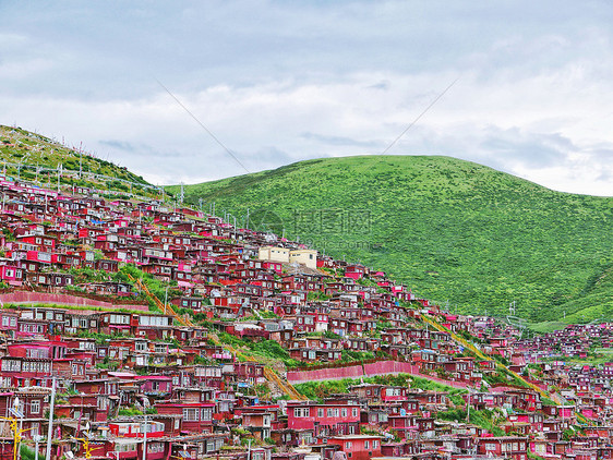 高原群山间的色达佛学院绛红房屋群图片