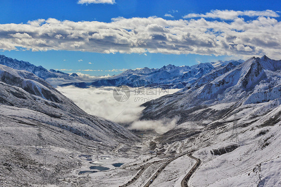 绵延的高原雪山和云海图片