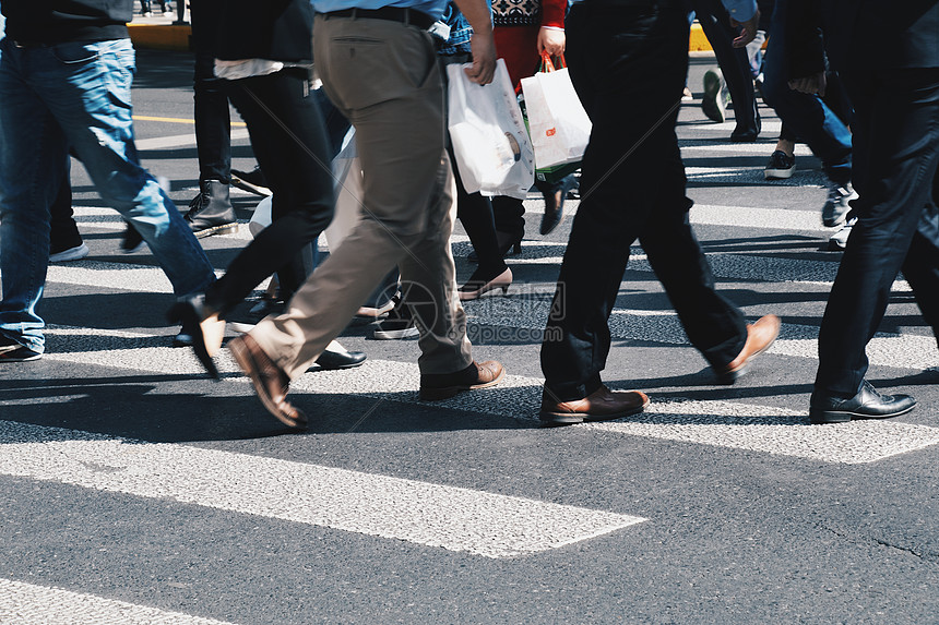 匆匆而过人群