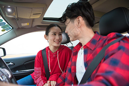 情侣驾车出行图片