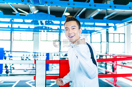 体育馆男性庆祝形象图片