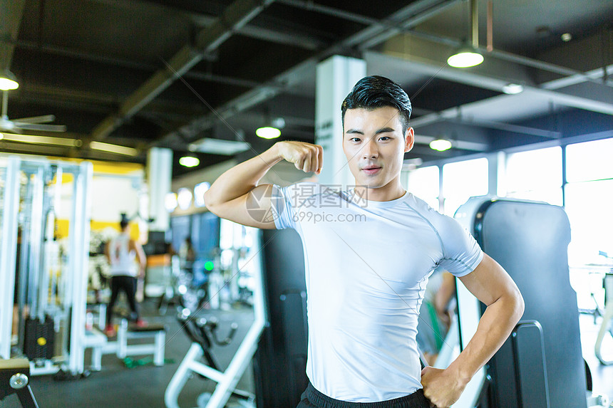 健身男性展示肌肉形象图片