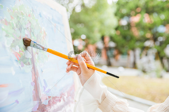 女性绘画画油画特写图片