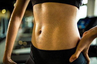运动女性身体腹部特写图片