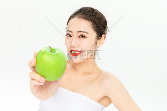 拿青苹果的美女图片