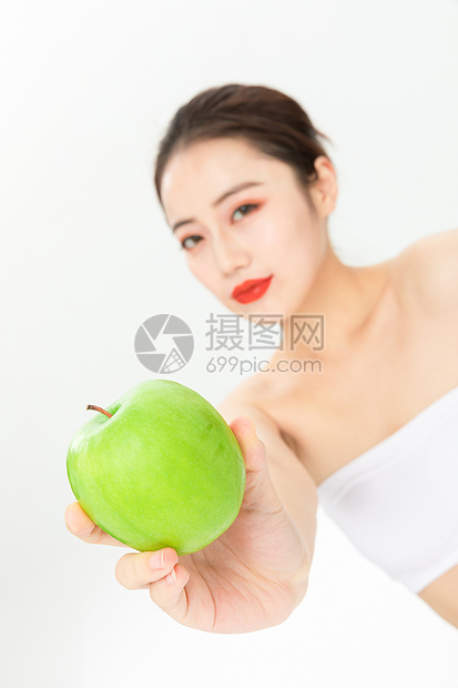 拿青苹果的美女图片