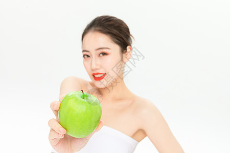 拿青苹果的美女背景图片