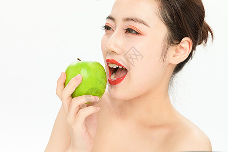 吃青苹果的美女图片