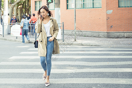 女性生活手机通话背景图片