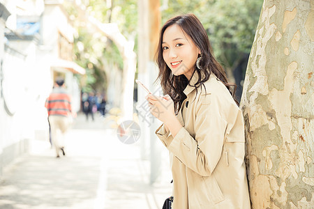 青春女孩手拿手机图片