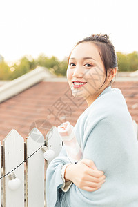 生活阳台温暖冬日美女手抱暖水袋背景