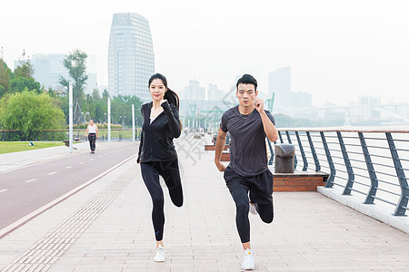 青年男女晨跑图片