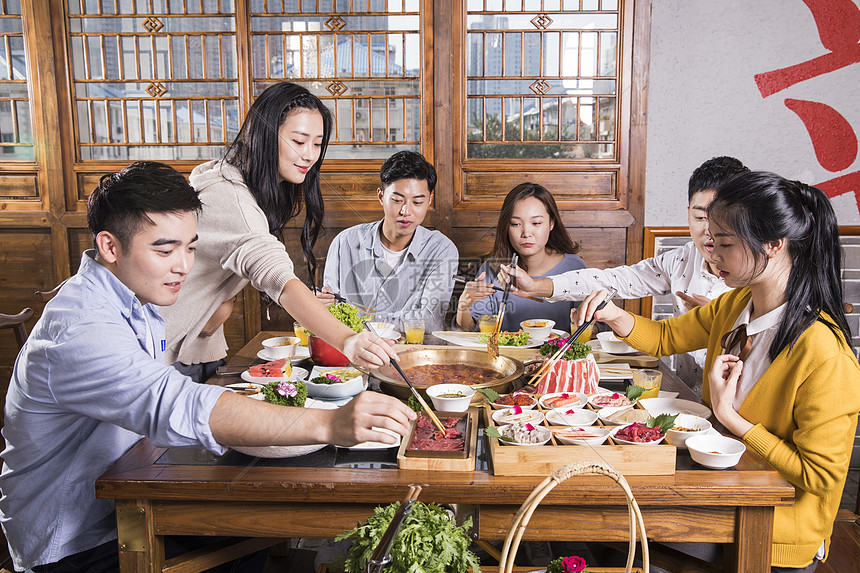 青年聚会吃火锅图片