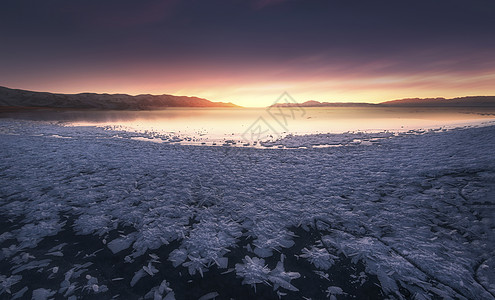 大雪天气赛里木湖冰花背景