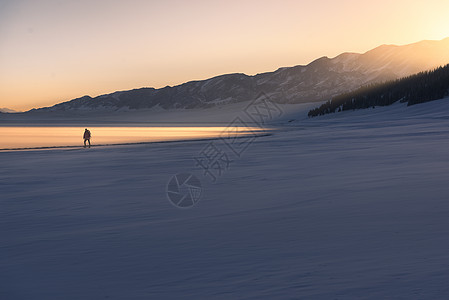 天山雪景图片