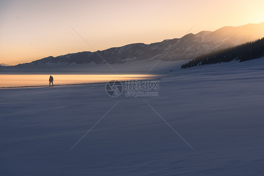 天山雪景图片