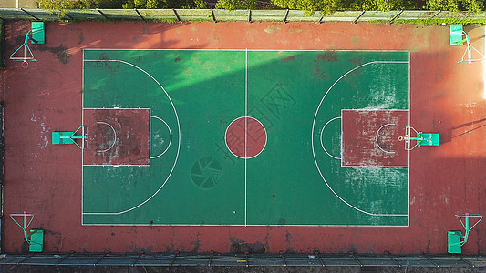 破旧篮球场背景图片