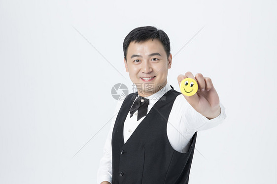 男服务员微笑服务图片