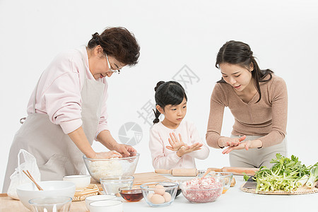 做饭的妈妈过年一家人包饺子背景