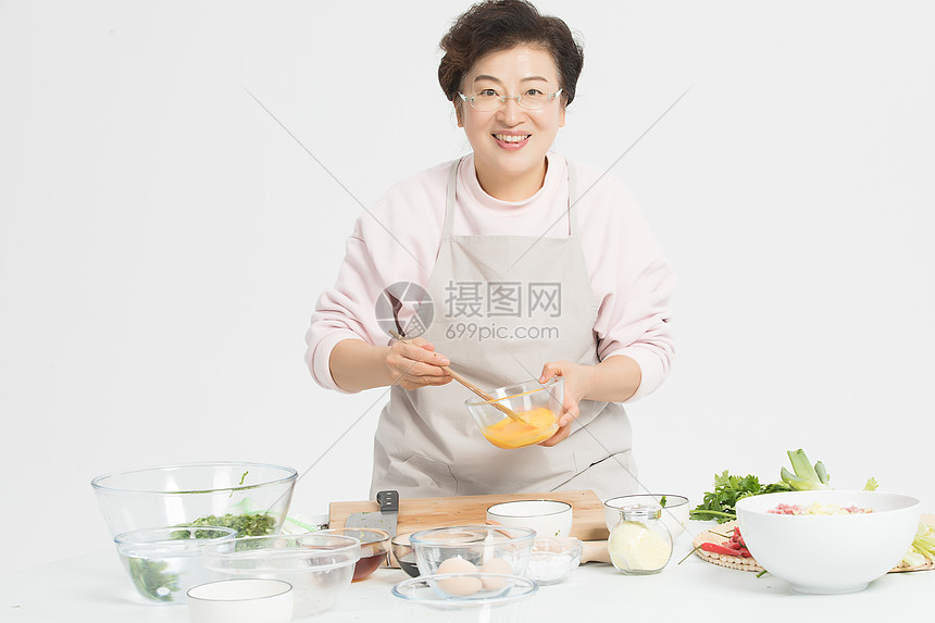 ‘~老奶奶打鸡蛋准备食材  ~’ 的图片