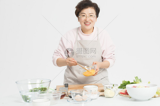 老奶奶打鸡蛋准备食材图片