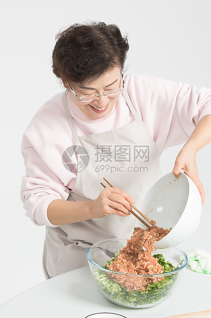 冬至老奶奶包饺子图片