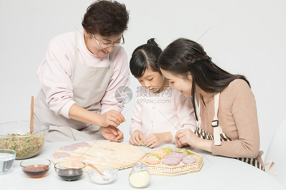 过年一家人包饺子图片