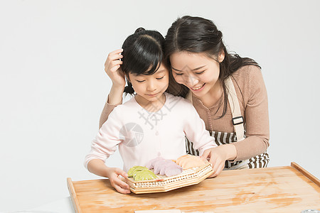 母亲和女儿一起包饺子图片