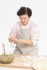 冬至老奶奶包饺子图片