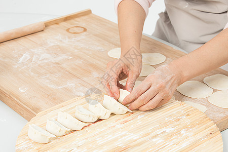 冬至包饺子过程手部特写图片