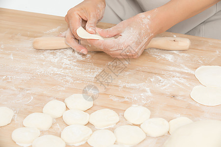 制作饺子过程冬至包饺子过程手部特写背景