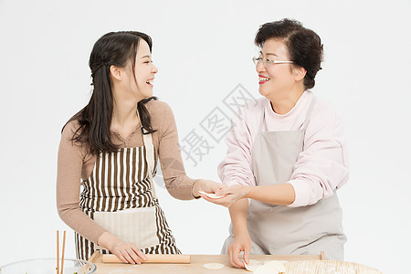 母女二人过节包饺子图片