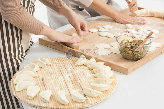 冬至包饺子过程手部特写图片