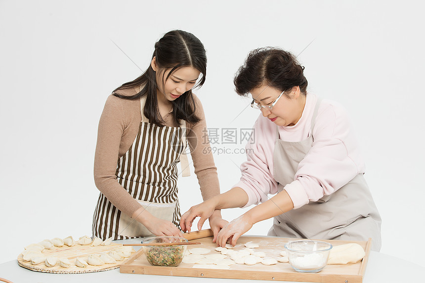 母女二人过节包饺子图片