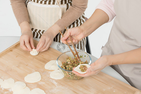 一家人包饺子手部特写图片