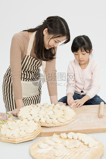 母女一起包饺子图片