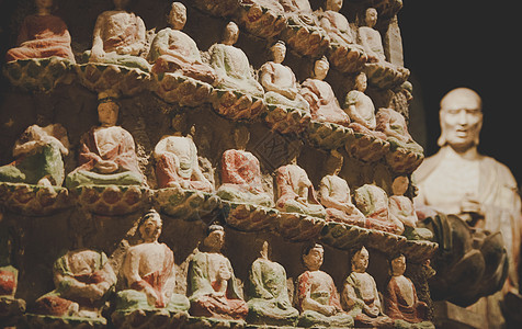 唐朝文化陕西西安出土唐朝佛教唐三彩雕像背景